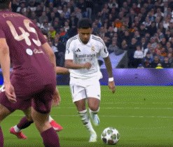 AYX-姆巴佩回归赛场，比分优势明显首场状态亮眼，公牛观众沸腾！的简单介绍