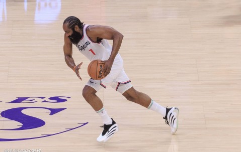 爱游戏-哈登在独行侠比赛中战术调整，险胜引发热议！