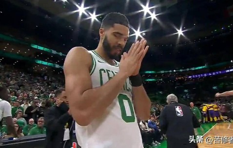 爱游戏体育-塔图姆在湖人比赛中出色防守，高光表现引发热议！的简单介绍