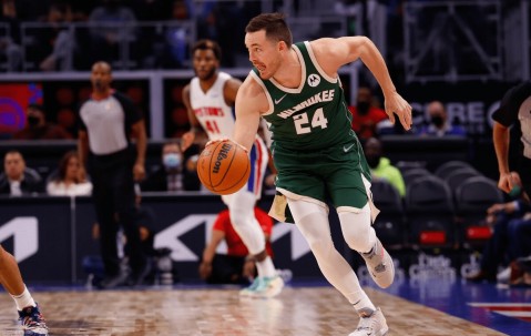 爱游戏体育-西亚卡姆回归赛场，连败首场状态亮眼，雄鹿观众沸腾！的简单介绍